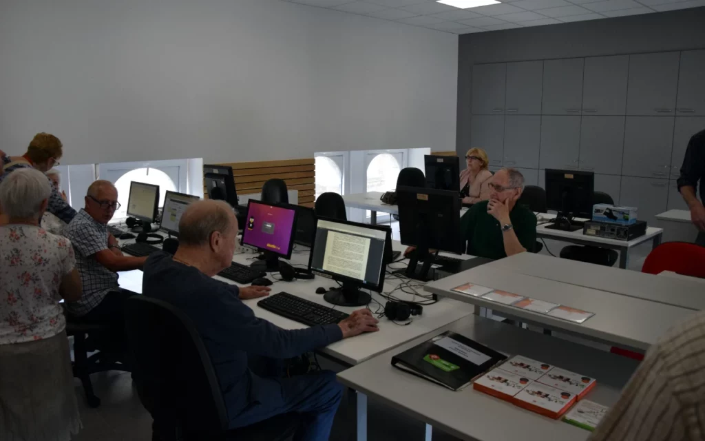 Des personnes âgées qui utilisent des ordinateurs dans un espace public numérique