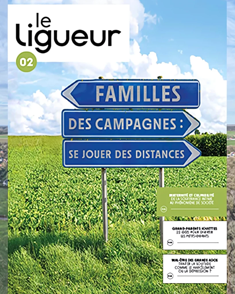 Couverture du mensuel 'Le ligueur'. La couverture de ce numéro de février affiche le titre du dossier 'Familles des campagnes : se jouer des distances', disposé sur des panneaux de signalisation routière au milieu d'une campagne, grâce à un montage.