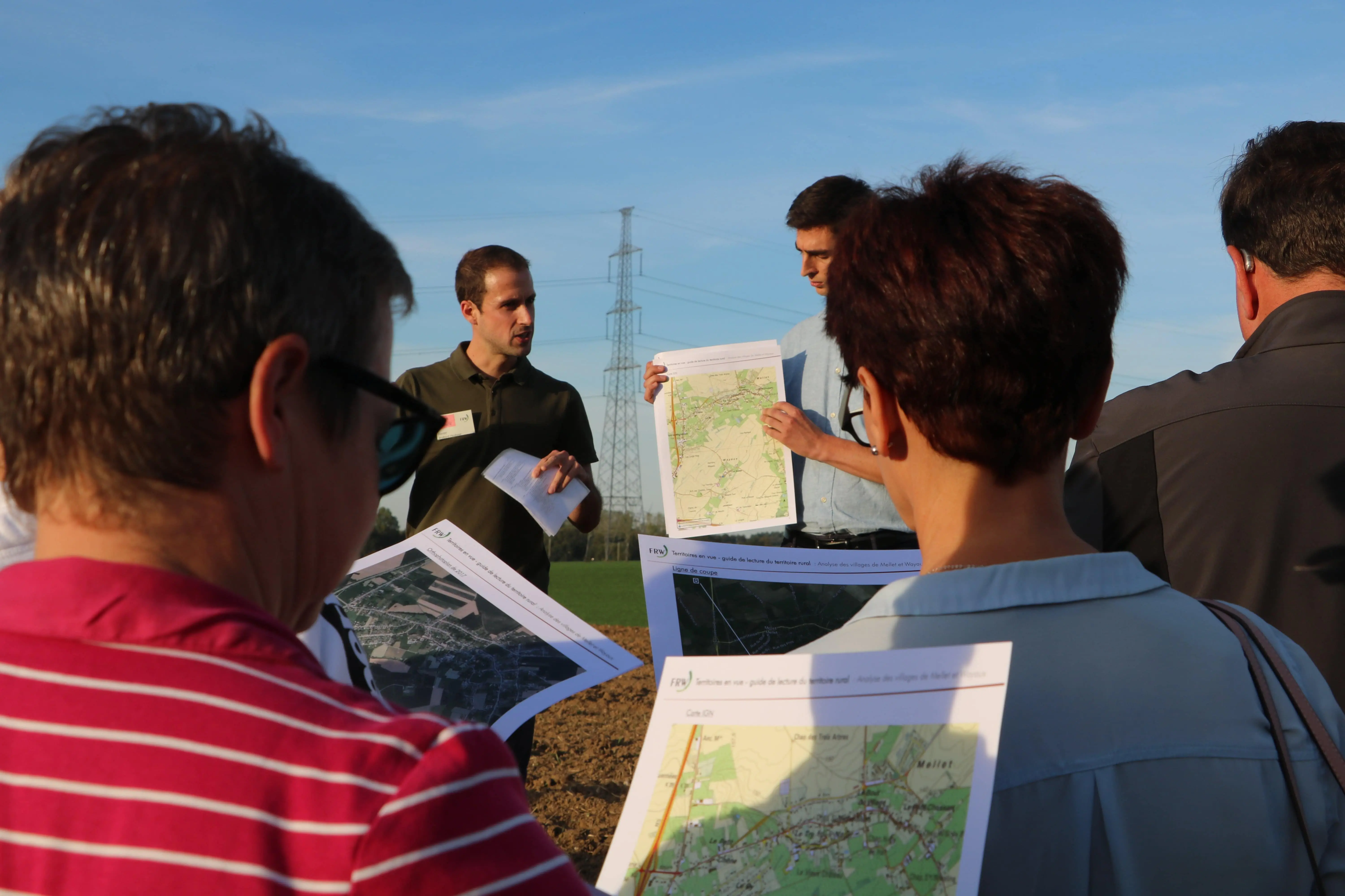 Groupe de personne participant à un activité extérieure ayant pour but de comprendre l'aménagement de leur territoire