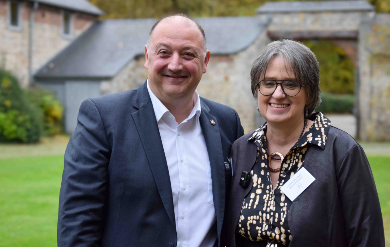 Portrait de Vincent Palermo, nouveau président du conseil d'administration de la FRW, et Corinne Billouez, directrice générale. Ils posent devant un bâtiment en pierre avec une arche.