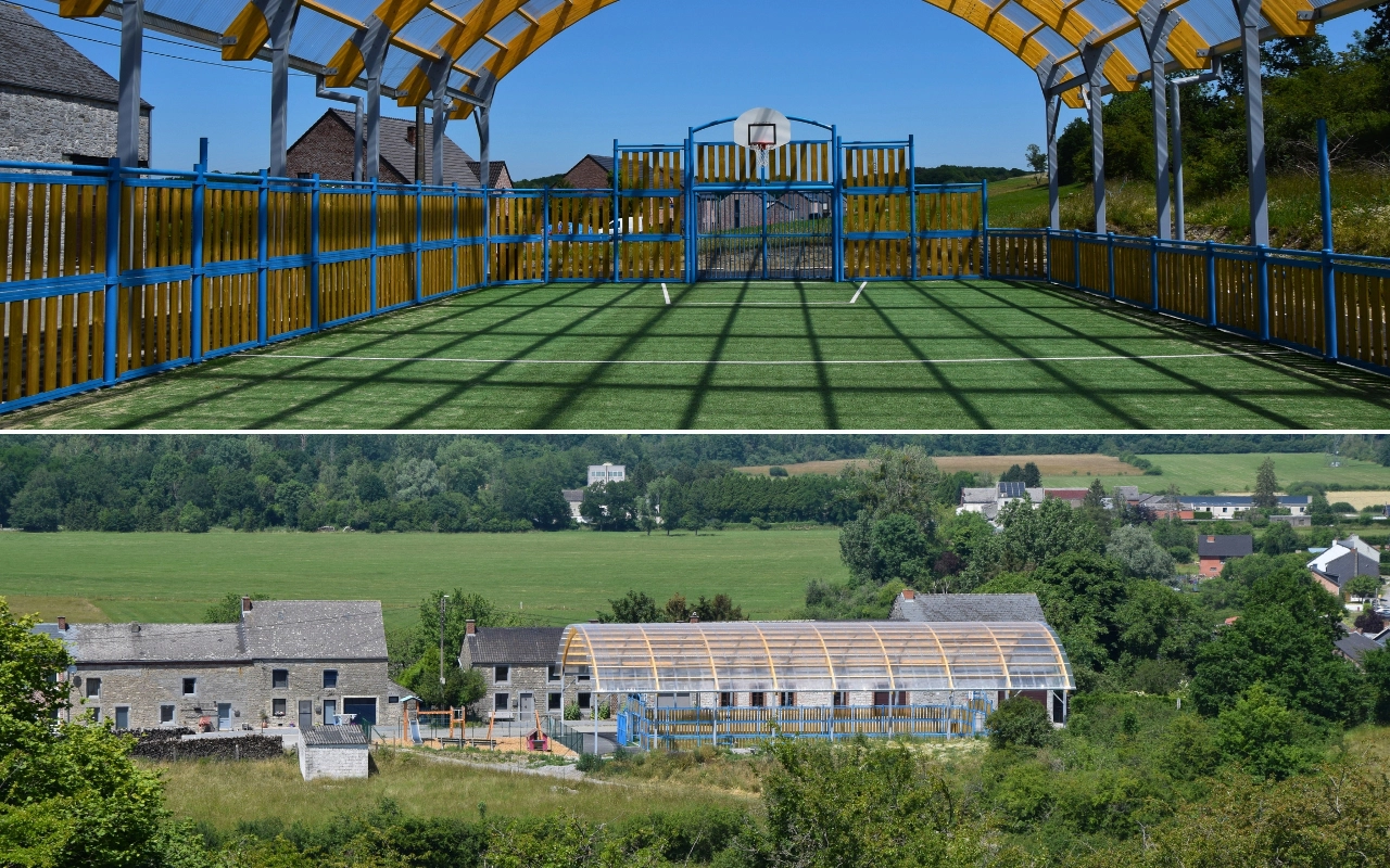 Collage de deux images : Terrain de sport couvert : La section supérieure montre un terrain de sport avec du gazon artificiel, entouré d'une clôture bleue et jaune, et couvert par une structure de toit avec des panneaux jaunes et transparents. Il y a un panier de basket à l'extrémité du terrain. Vue aérienne du terrain de sport : La section inférieure montre une vue aérienne du même terrain de sport ainsi que plusieurs bâtiments dans un cadre rural, entourés de verdure et de champs.