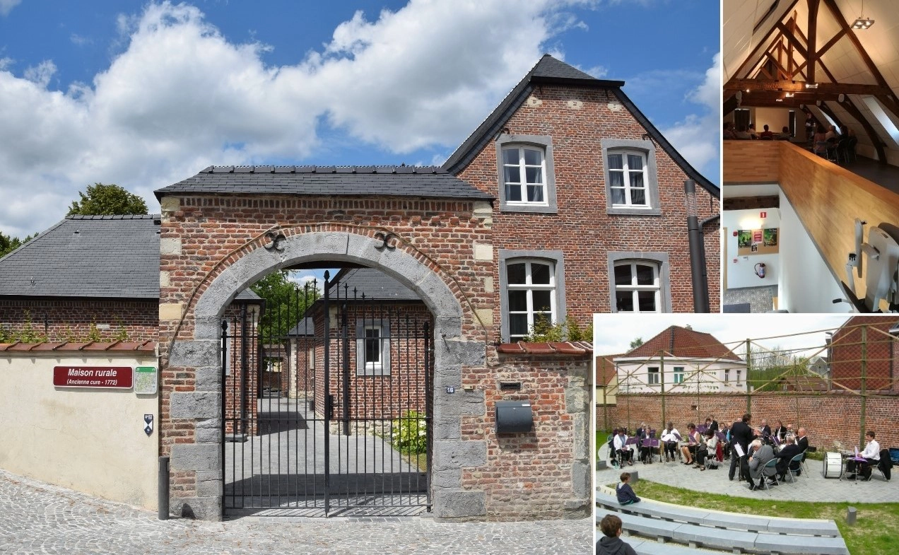 L'image montre un bâtiment en briques avec une entrée voûtée. Il y a un panneau sur le côté gauche de la porte qui indique "Maison du Patrimoine". Le bâtiment principal a plusieurs fenêtres et un toit en ardoise. Des images en médaillon montrent une vue intérieure avec des poutres en bois, une autre vue intérieure avec des personnes assises autour de tables, et une zone extérieure où des personnes sont rassemblées en cercle.