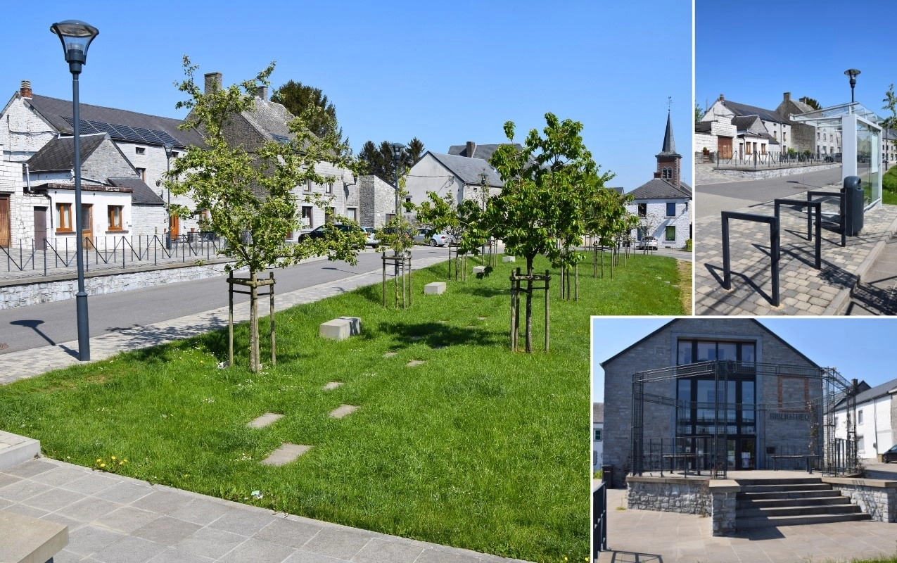 Une petite place de village avec une zone herbeuse au centre, entourée de bâtiments. De jeunes arbres sont plantés dans l'herbe, et quelques bancs et lampadaires sont visibles. Le ciel est clair et bleu. Dans le coin inférieur droit, il y a deux images plus petites : l'une montrant une vue rapprochée d'un bâtiment avec de grandes fenêtres et des marches y menant, et l'autre montrant davantage les bâtiments environnants et le mobilier urbain comme des rampes et des bornes.