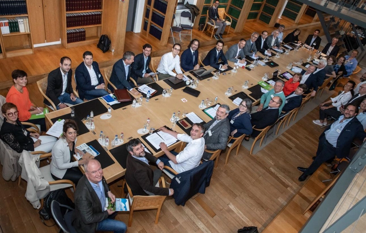 Photo en plongée des participants à la réunion de concertation sur le thème de l'agriculture et de la ruralité organisé par les Engagés et le MR après le élections régionales de juin 2024.