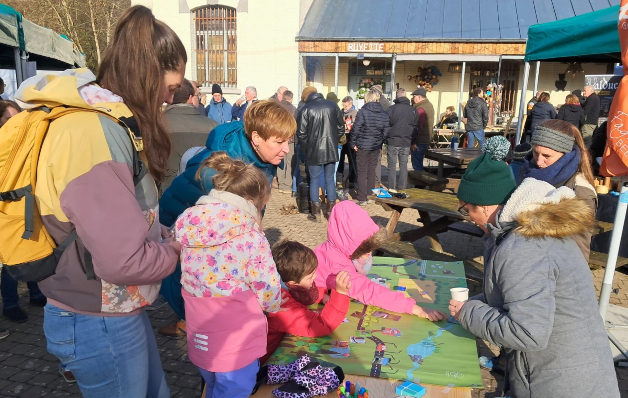 Stand de la FRW à la Journée de l’Arbre à Houyet, avec un jeu de sensibilisation à la biodiversité animé pour les enfants.