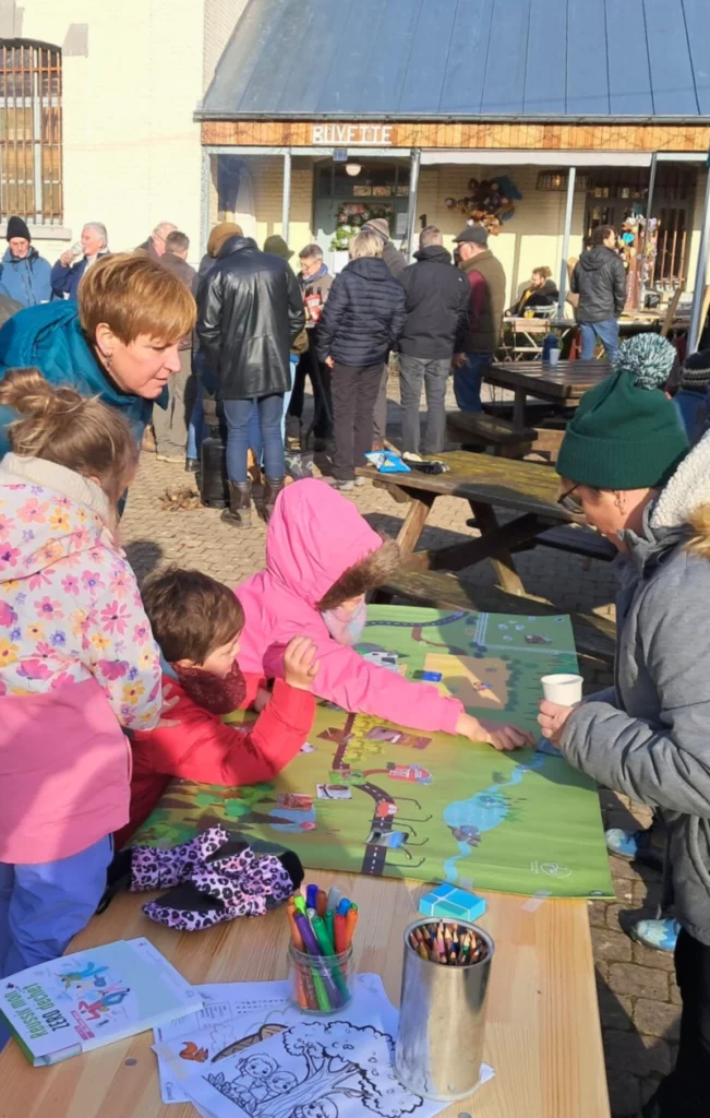 Stand de la FRW à la Journée de l’Arbre à Houyet, avec un jeu de sensibilisation à la biodiversité animé pour les enfants.