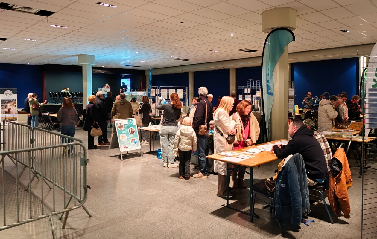Journée de l’Environnement à Mont-de-l’Enclus : stands d’information et échanges avec les visiteurs dans la salle des fêtes d’Amougies.