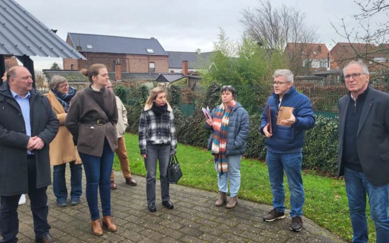 Groupe en visite de terrain d’un projet accompagné par la FRW, avec représentants institutionnels et communaux.