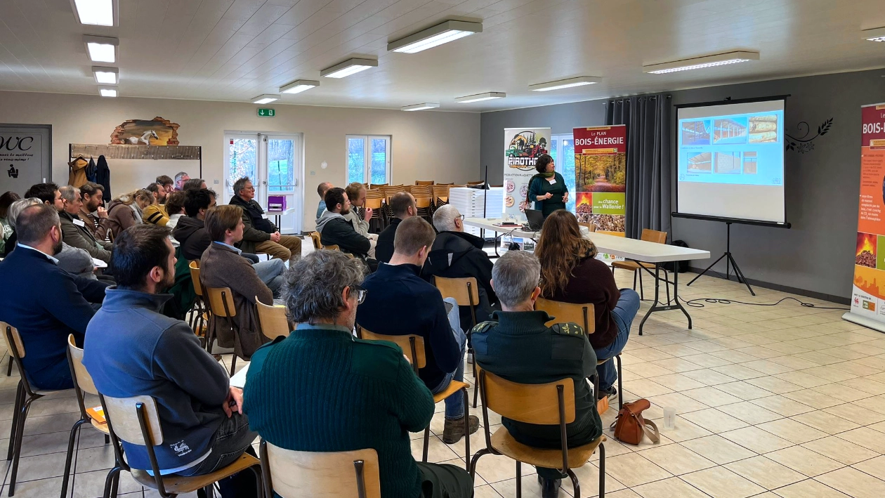 « Participants assis dans une salle écoutant une présentation projetée lors de la matinée d’échanges sur les plateformes d’approvisionnement en combustible bois, organisée par la cellule bois-énergie de la FRW le 5 mars 2026 à Hotton.
