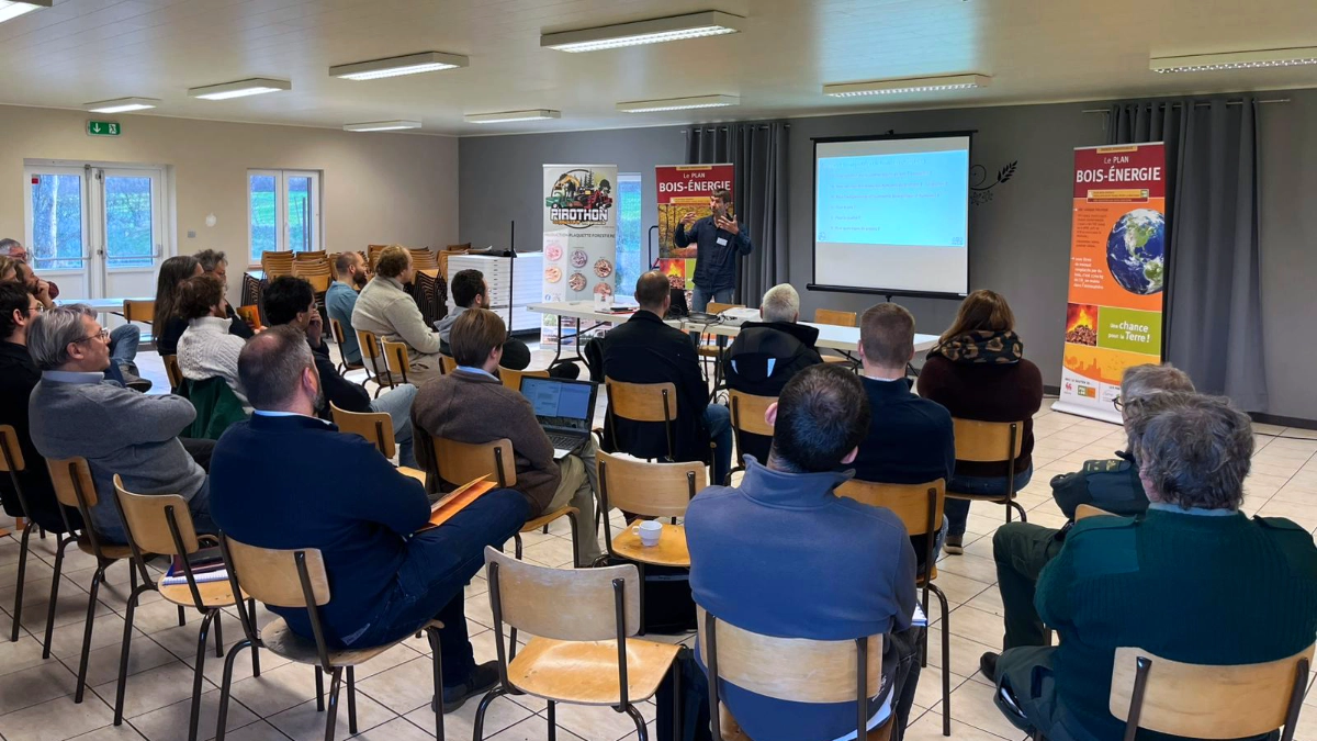 « Participants assis dans une salle écoutant une présentation projetée lors de la matinée d’échanges sur les plateformes d’approvisionnement en combustible bois, organisée par la cellule bois-énergie de la FRW le 5 mars 2026 à Hotton.