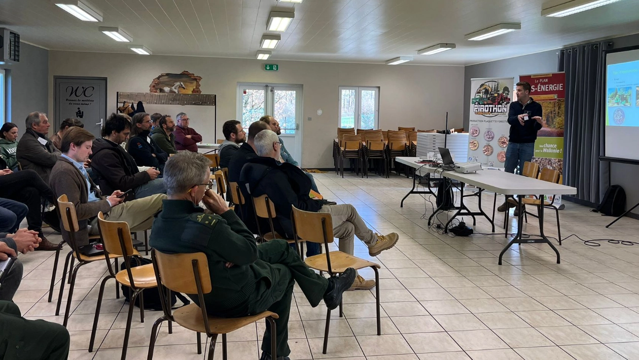 « Participants assis dans une salle écoutant une présentation projetée lors de la matinée d’échanges sur les plateformes d’approvisionnement en combustible bois, organisée par la cellule bois-énergie de la FRW le 5 mars 2026 à Hotton.