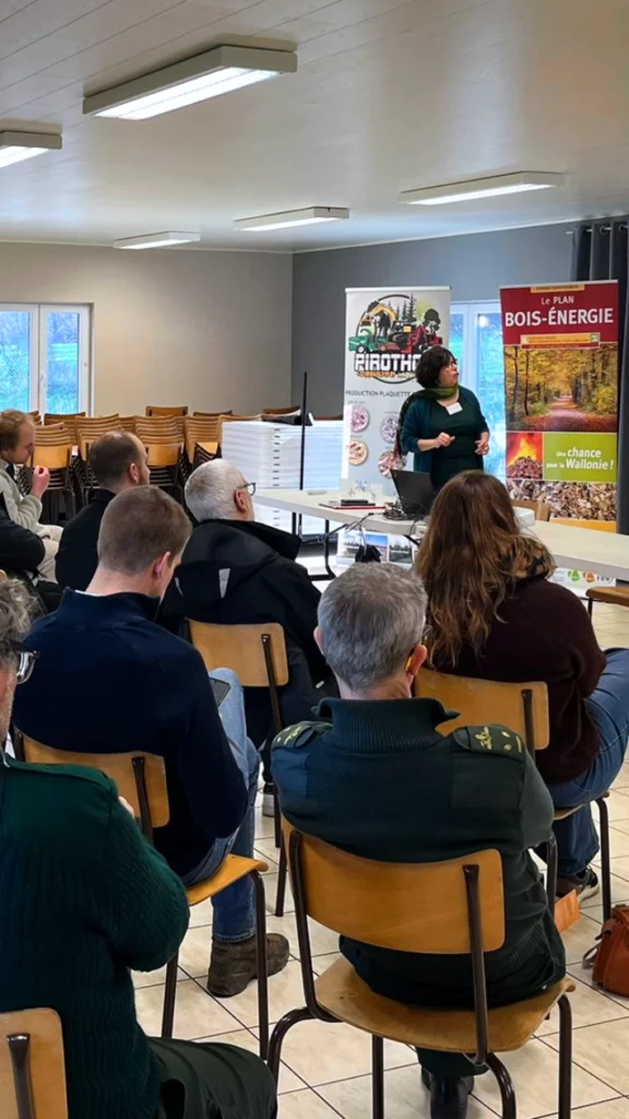 « Participants assis dans une salle écoutant une présentation projetée lors de la matinée d’échanges sur les plateformes d’approvisionnement en combustible bois, organisée par la cellule bois-énergie de la FRW le 5 mars 2026 à Hotton.